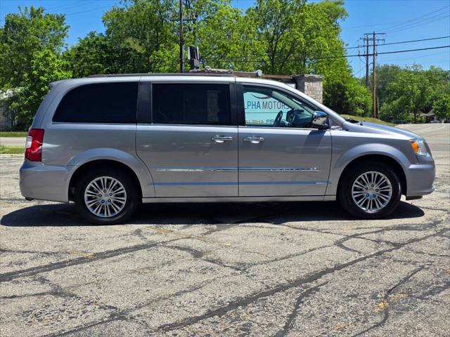 2016 Chrysler Town & Country Touring-L