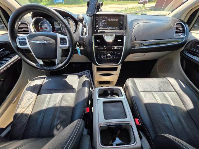 2016 Chrysler Town & Country Touring-L