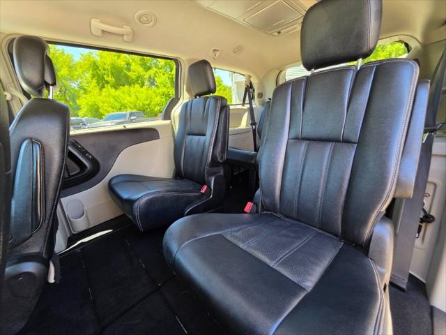 2016 Chrysler Town & Country Touring-L
