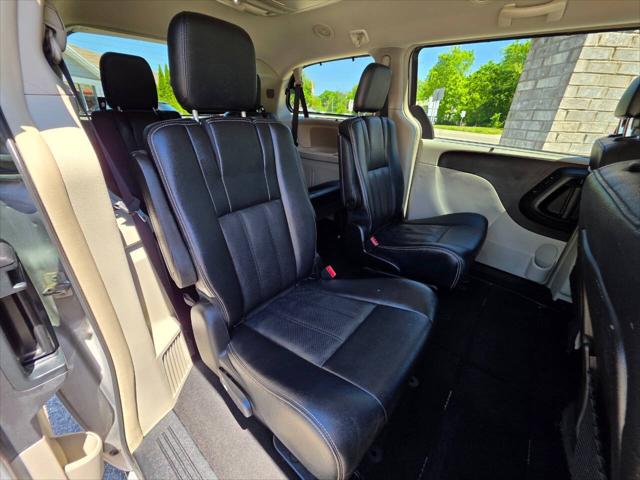 2016 Chrysler Town & Country Touring-L
