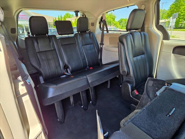 2016 Chrysler Town & Country Touring-L