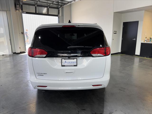 2022 Chrysler Voyager LX