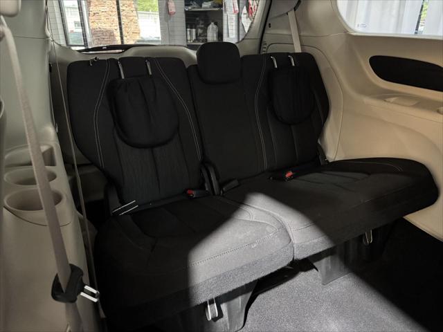 2022 Chrysler Voyager LX