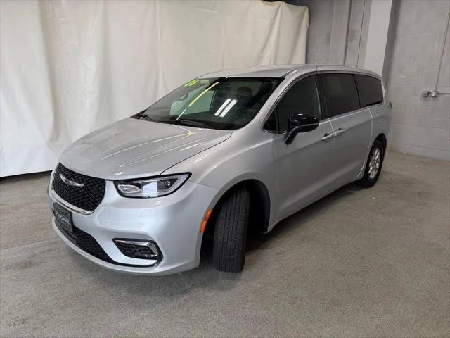 2026 Chrysler Pacifica Select for sale in La Crosse, WI