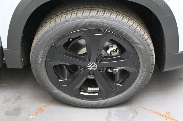 2026 Volkswagen Taos SE Black