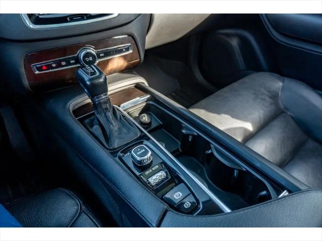 2016 Volvo XC90 T6 Momentum