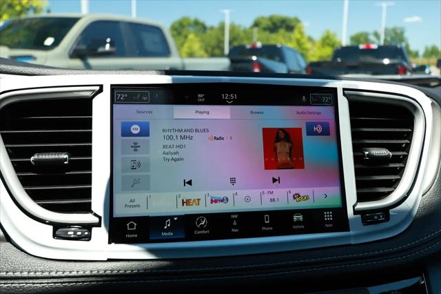 2027 Chrysler Pacifica Select