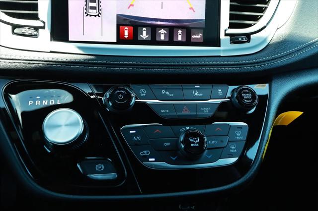 2027 Chrysler Pacifica Select