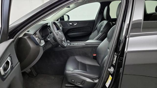 2024 Volvo XC60 B5 Core Dark Theme