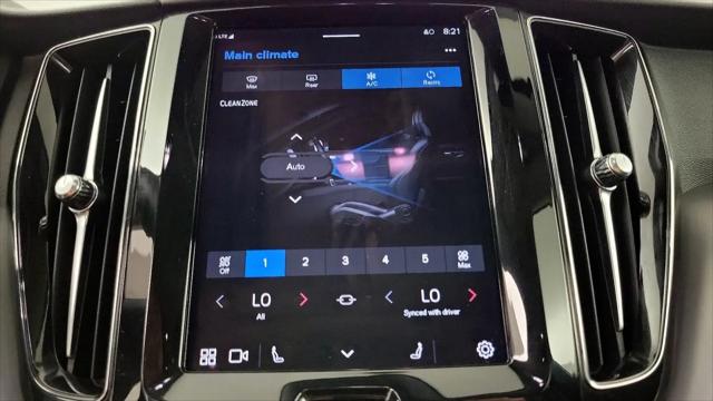 2024 Volvo XC60 B5 Core Dark Theme