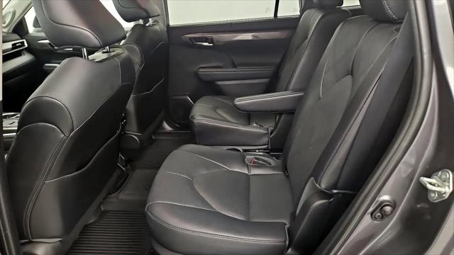 2022 Toyota Highlander Hybrid Platinum