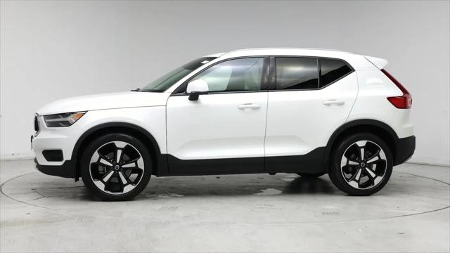 2022 Volvo XC40 T5 Momentum