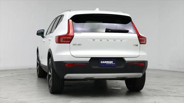 2022 Volvo XC40 T5 Momentum