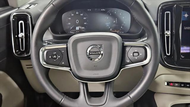 2022 Volvo XC40 T5 Momentum