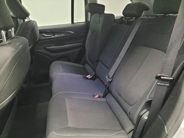 2023 Jeep Grand Cherokee Laredo 4x2
