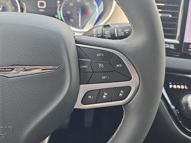 2025 Chrysler Pacifica Select