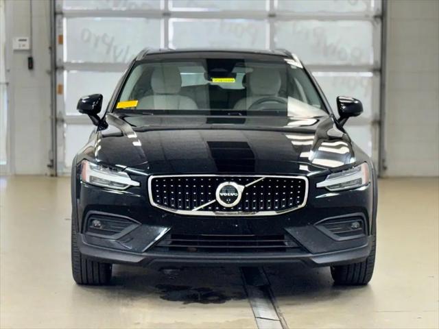 2025 Volvo V60 Cross Country Ultra, B5 AWD Gas (mild hybrid)