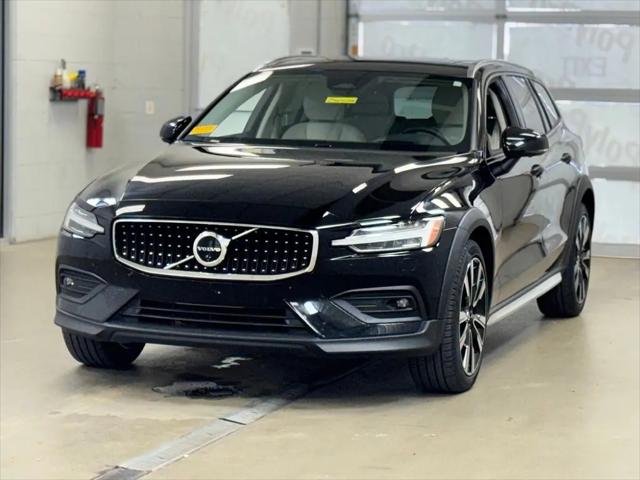 2025 Volvo V60 Cross Country Ultra, B5 AWD Gas (mild hybrid)