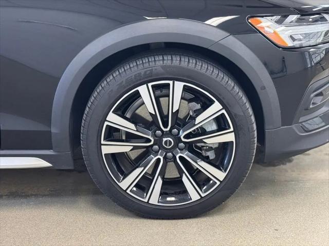 2025 Volvo V60 Cross Country Ultra, B5 AWD Gas (mild hybrid)