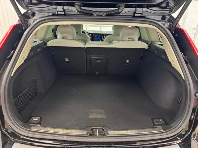 2025 Volvo V60 Cross Country Ultra, B5 AWD Gas (mild hybrid)