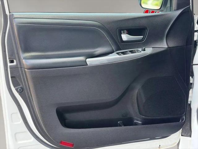 2017 Toyota Sienna SE 8 Passenger