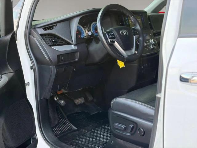2017 Toyota Sienna SE 8 Passenger