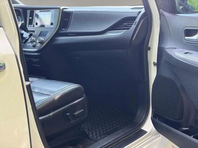 2017 Toyota Sienna SE 8 Passenger
