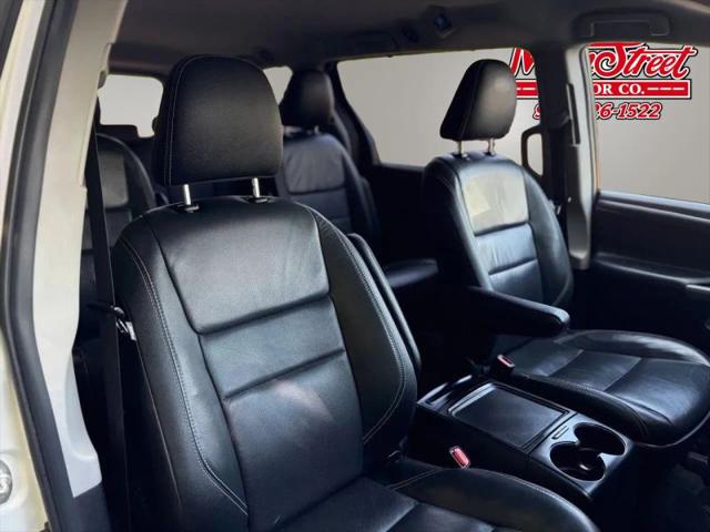 2017 Toyota Sienna SE 8 Passenger