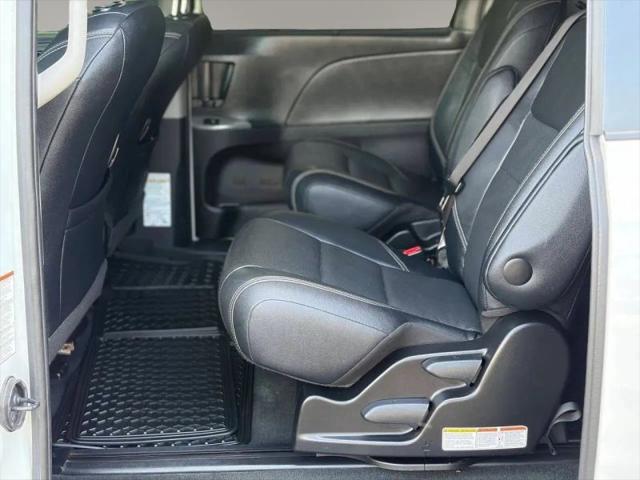 2017 Toyota Sienna SE 8 Passenger
