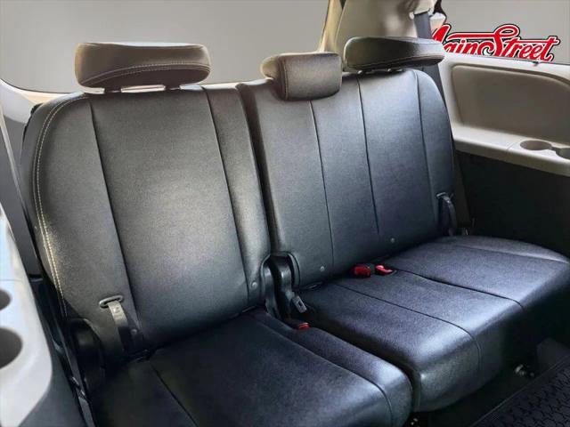 2017 Toyota Sienna SE 8 Passenger