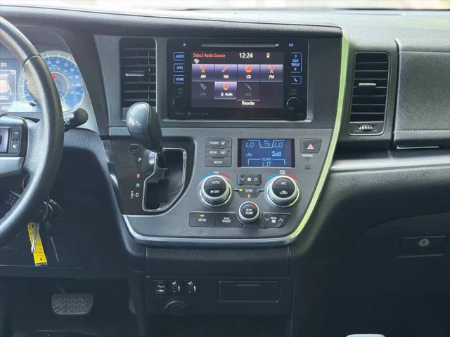 2017 Toyota Sienna SE 8 Passenger