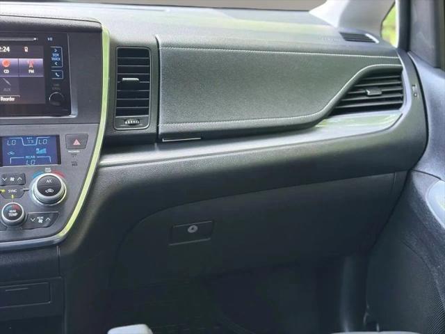 2017 Toyota Sienna SE 8 Passenger