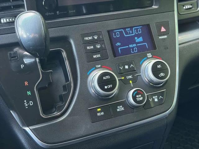 2017 Toyota Sienna SE 8 Passenger