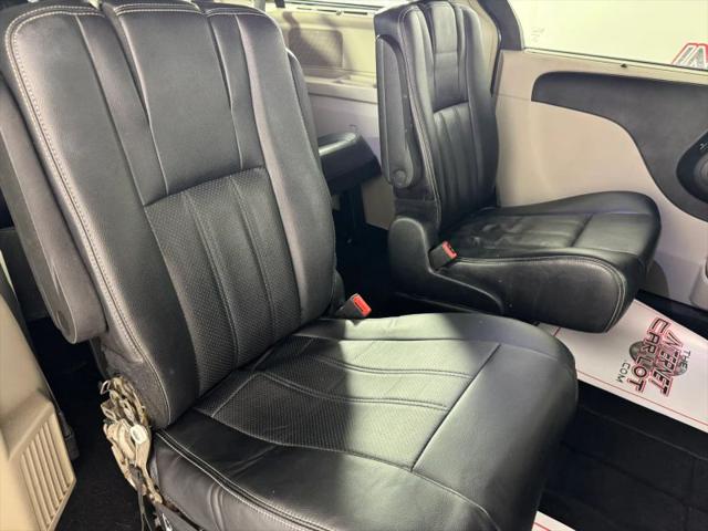 2014 Chrysler Town & Country Touring-L