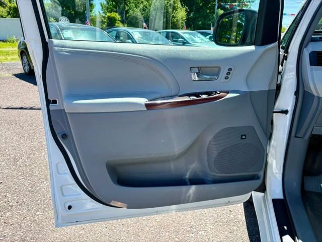 2013 Toyota Sienna XLE V6 8 Passenger