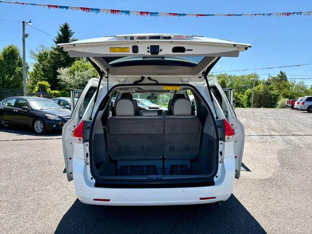 2013 Toyota Sienna XLE V6 8 Passenger