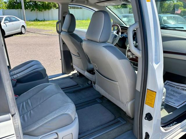 2013 Toyota Sienna XLE V6 8 Passenger