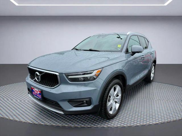 2022 Volvo XC40 T5 Momentum