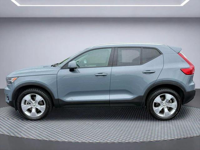 2022 Volvo XC40 T5 Momentum