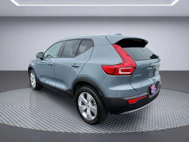 2022 Volvo XC40 T5 Momentum