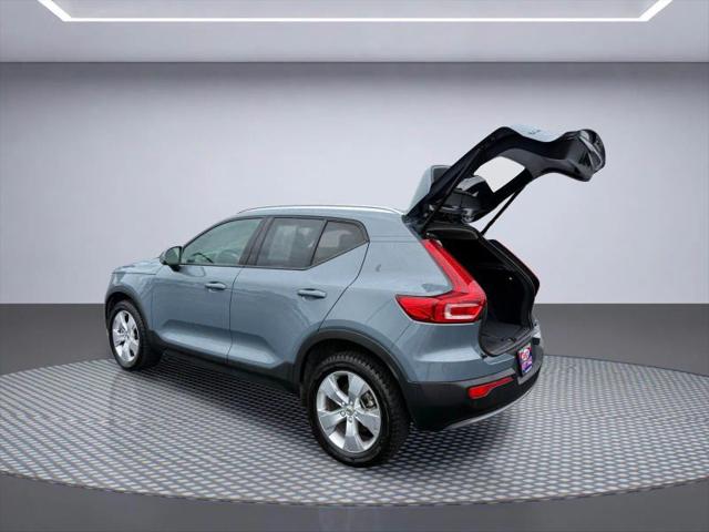 2022 Volvo XC40 T5 Momentum