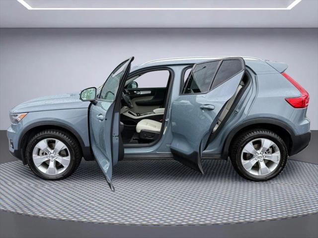 2022 Volvo XC40 T5 Momentum
