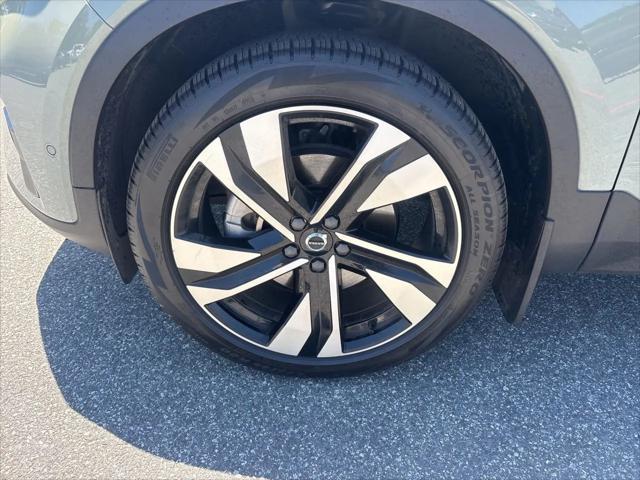 2023 Volvo XC40 B5 Plus Bright Theme