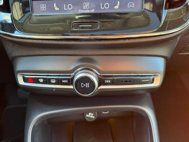 2024 Volvo XC40 B5 Plus Bright Theme
