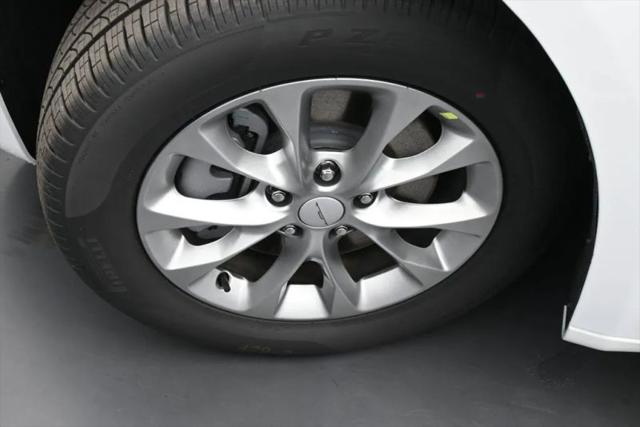 2027 Chrysler Pacifica Select