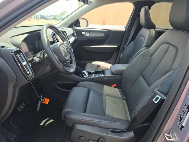 2026 Volvo XC40 Plus, B5 AWD Gas (mild hybrid), Dark