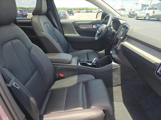 2026 Volvo XC40 Plus, B5 AWD Gas (mild hybrid), Dark