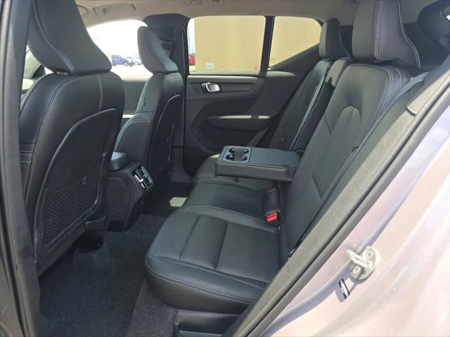 2026 Volvo XC40 Plus, B5 AWD Gas (mild hybrid), Dark