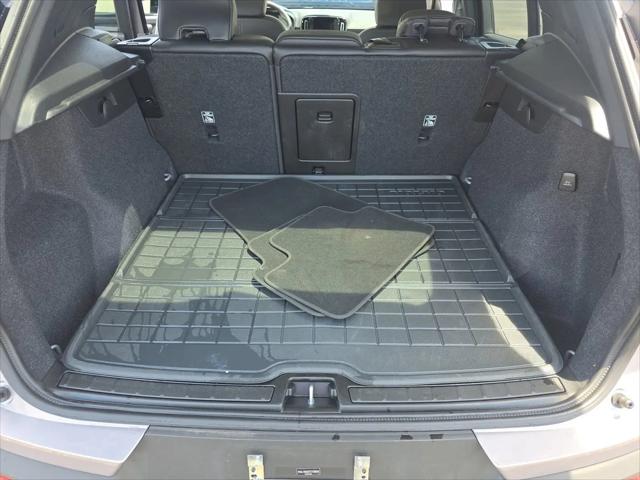 2026 Volvo XC40 Plus, B5 AWD Gas (mild hybrid), Dark