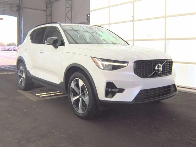 2026 Volvo XC40 Plus, B5 AWD Gas (mild hybrid), Dark
